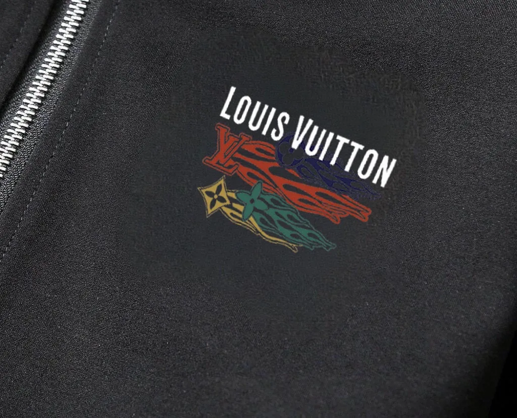 🅿️420 [LV Louis Vuitton] (Fat Man Gospel) hot-selling suit is coming. Focus on the original version of the official website. 2025 new hot-selling cardigan sweater suit. The original order is the best. 🇭🇰The meticulous work of top designers is dedicated to a fitting and perfect upper body effect. All-natural high-quality Roman cotton 100%, close-fitting comfort, noble and elegant! Original hardware embodies elegance and nobility! Counter size: M-5XL (maximum wear up to 220 pounds)